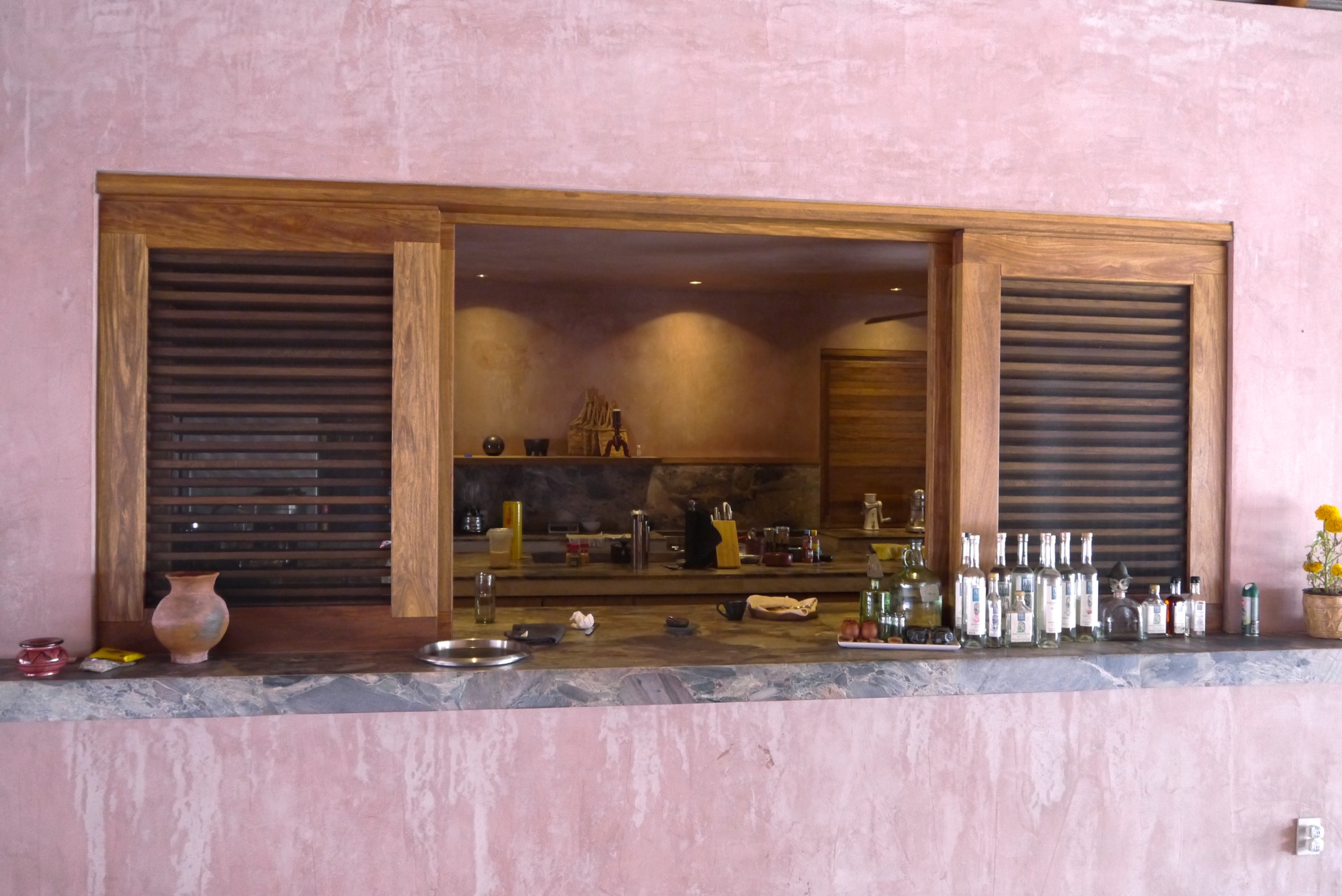 Casa Costa Oaxaqueña: Casement window and wood shutters