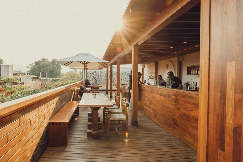 Campante Bar: Tzalam bar and beams