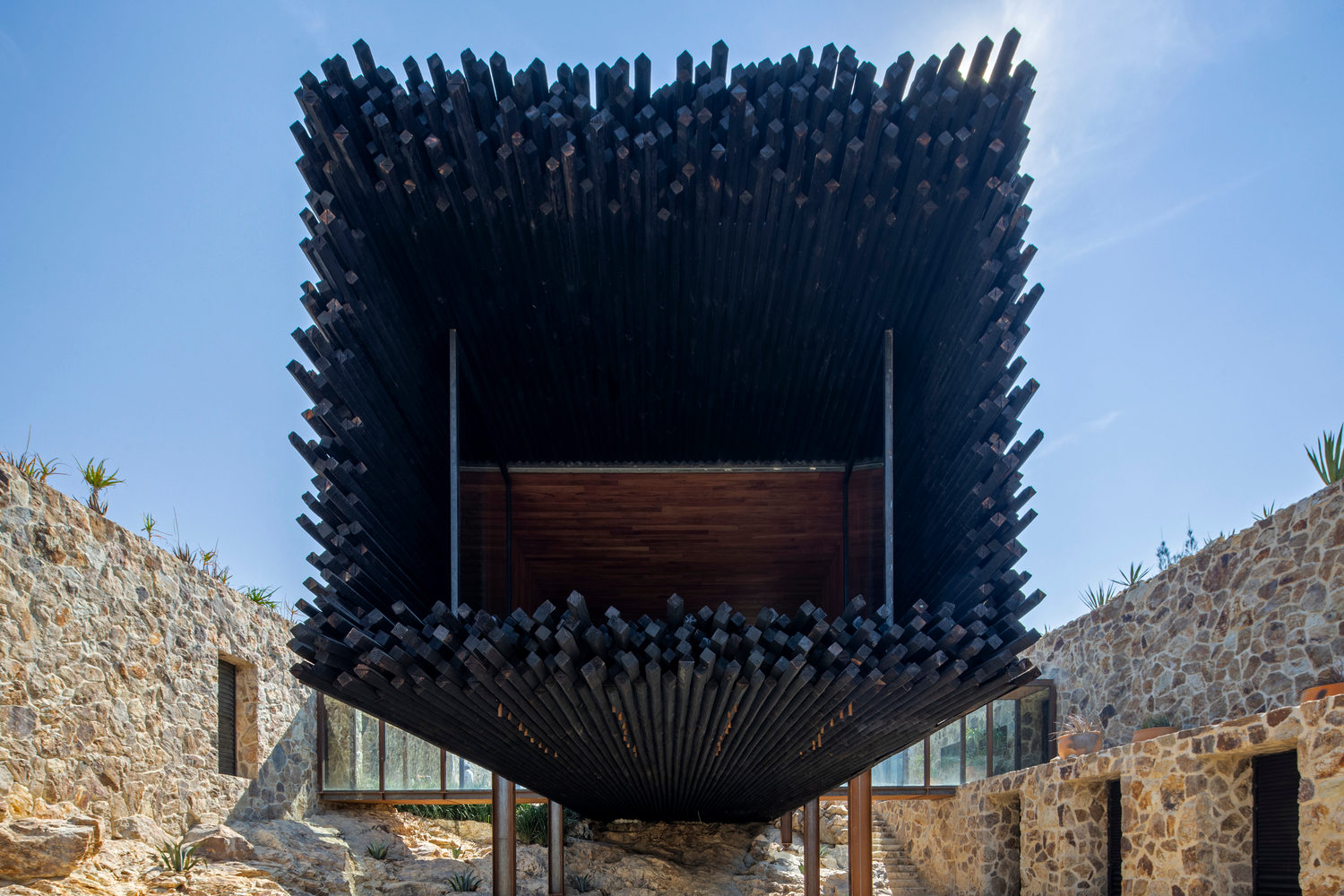 Casa La Loma: Japanese-inspired charred-wood structure