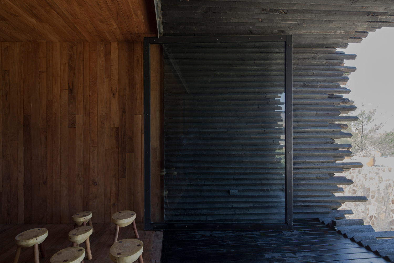 Casa La Loma: Japanese-inspired charred-wood structure