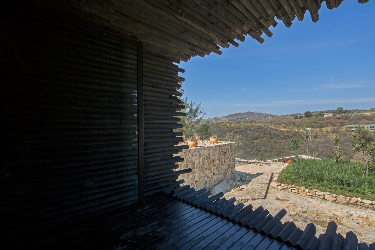 Casa La Loma: Japanese-inspired charred-wood structure