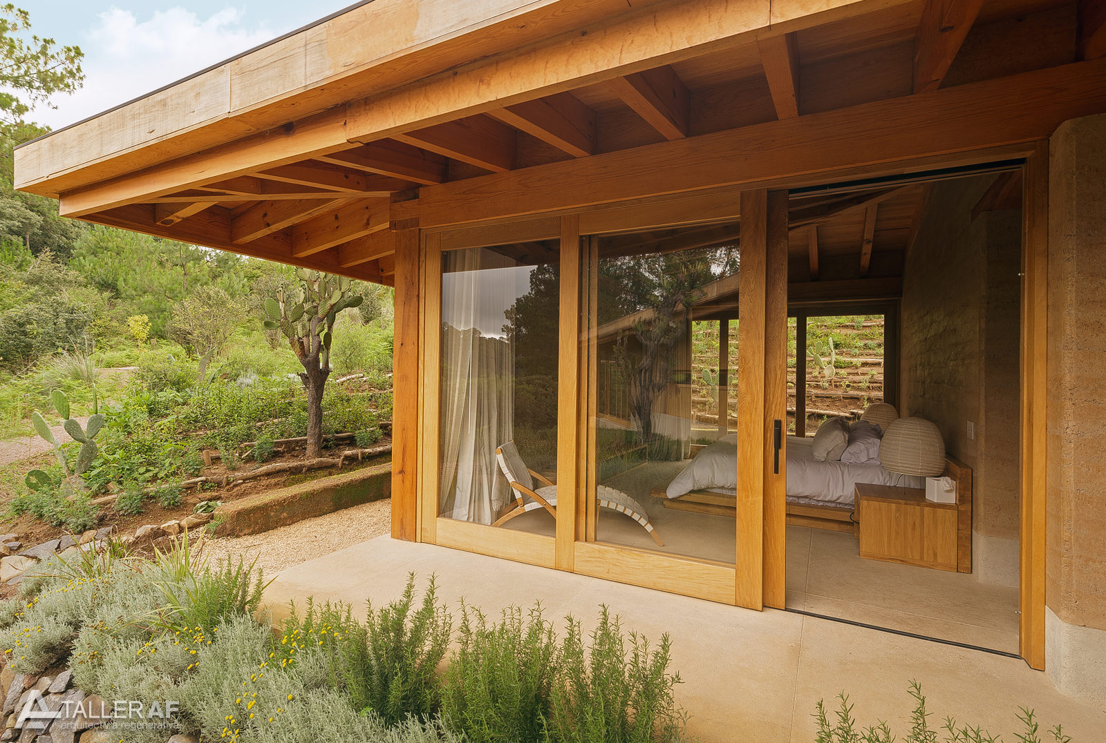 Casa O: Wood windows