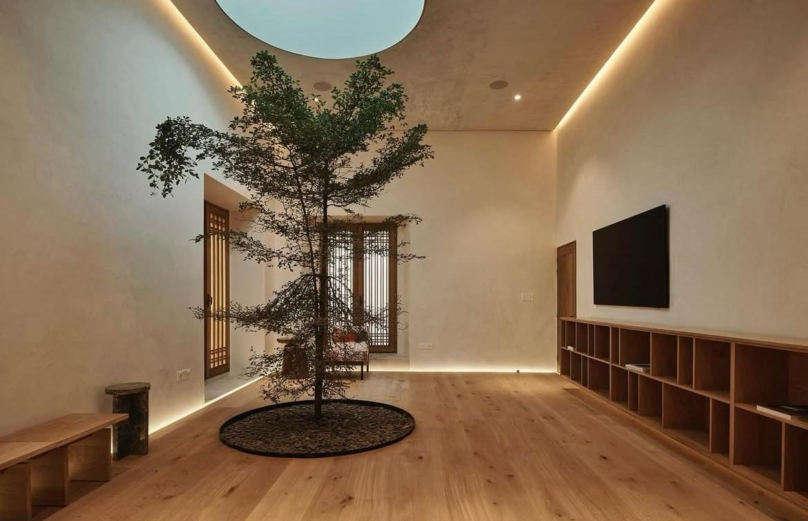 Casa S: Solid-wood screens and windows