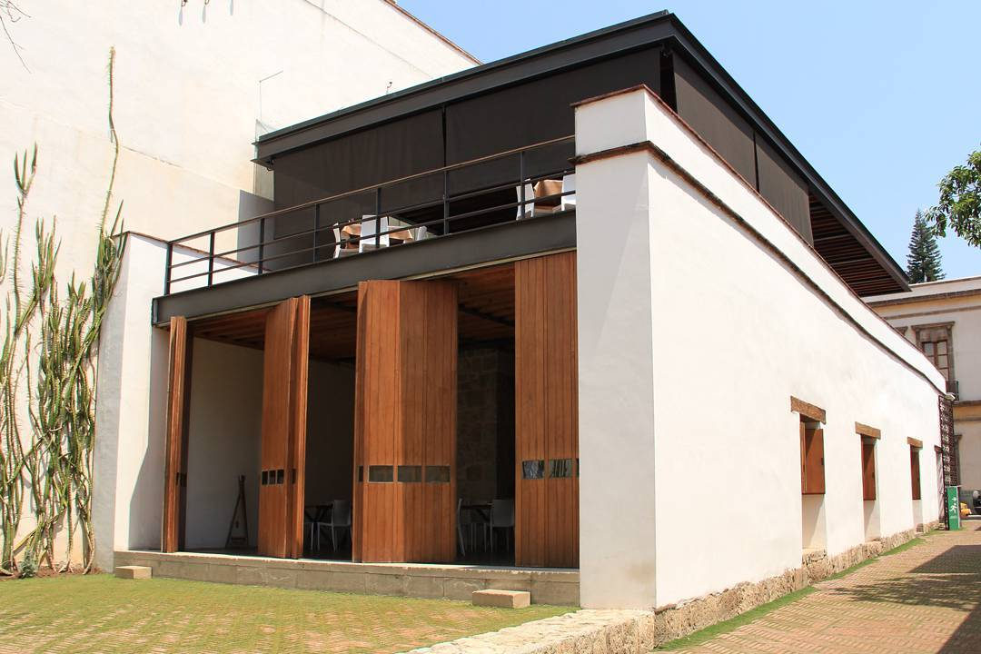 Centro Cultural San Pablo: Wood doors