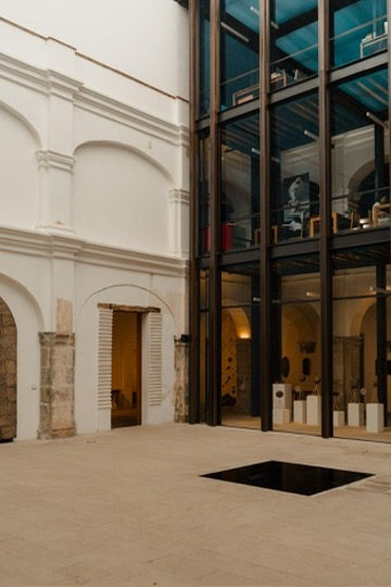 Centro Cultural San Pablo: Wood doors and beams
