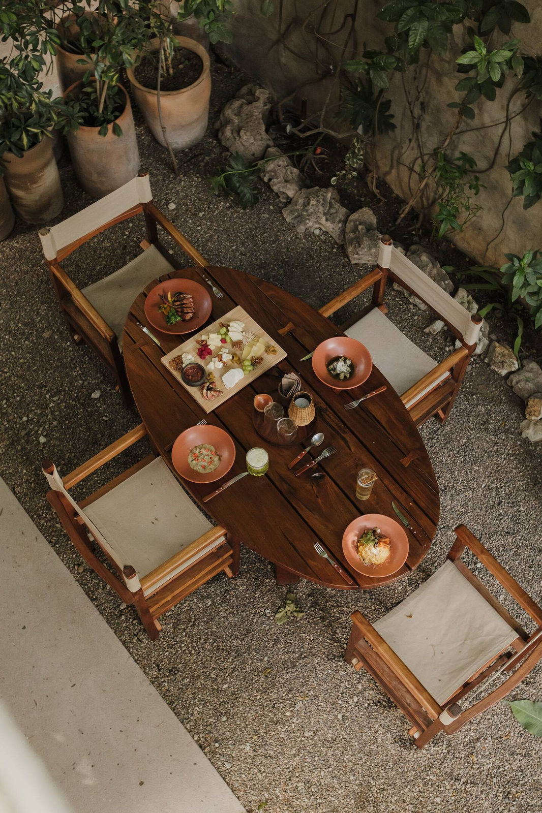 Restaurante Criollo: Wood furniture
