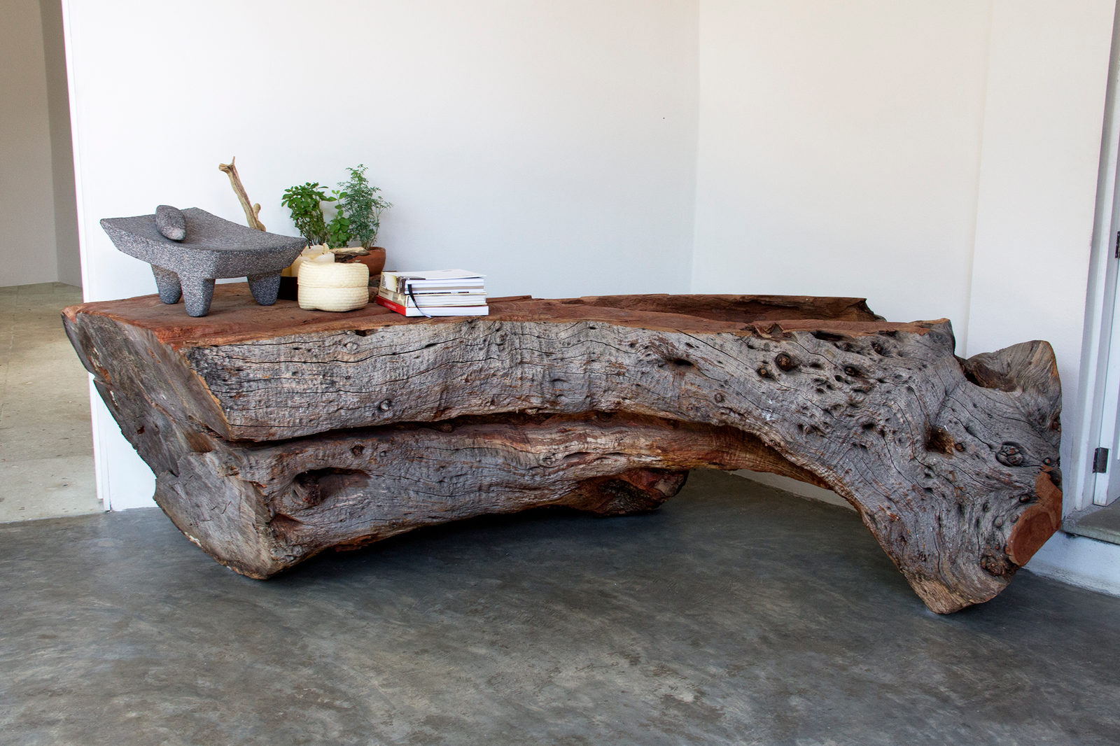 Restaurante Criollo: Organic wood furniture