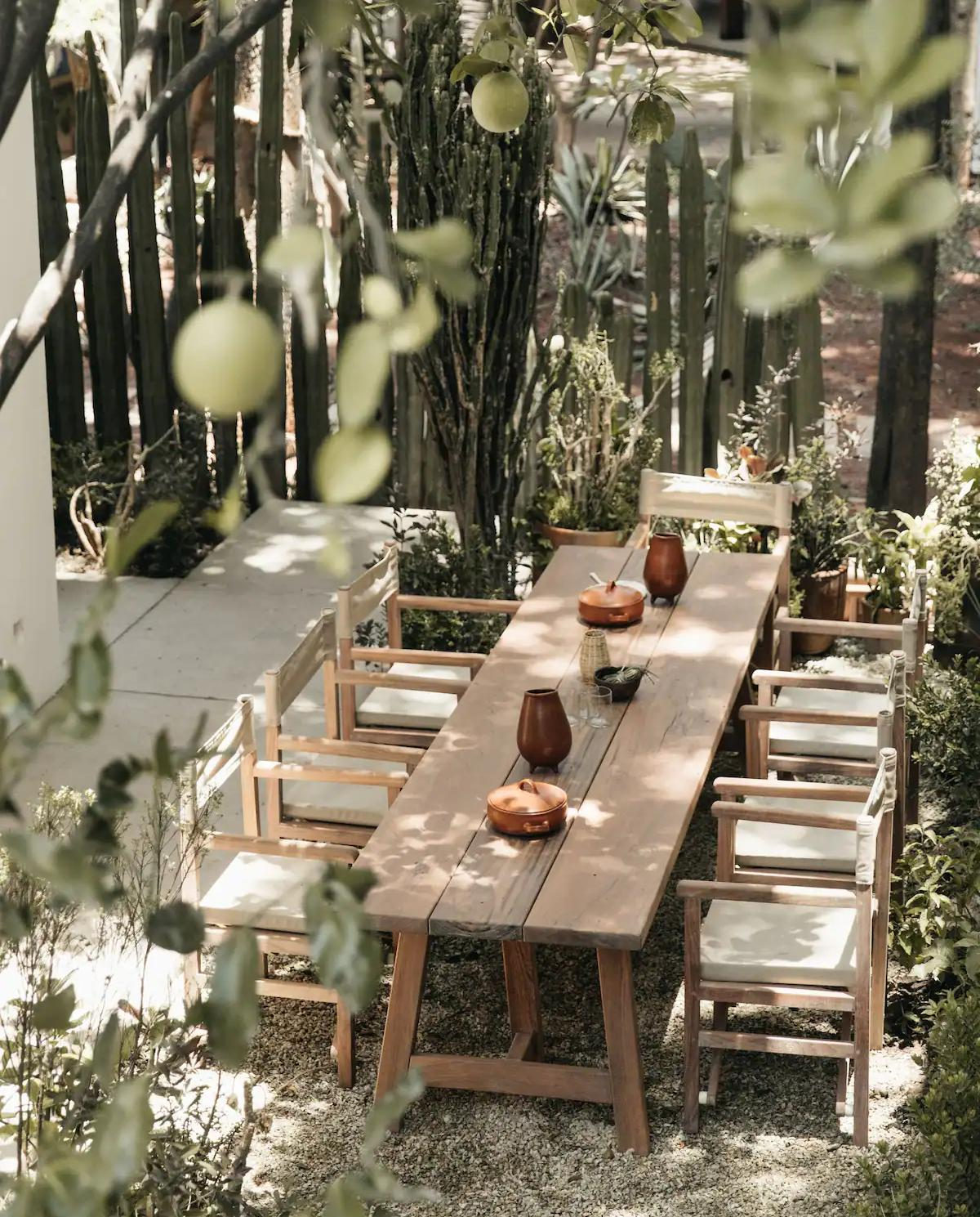 Restaurante Criollo: Solid-wood table