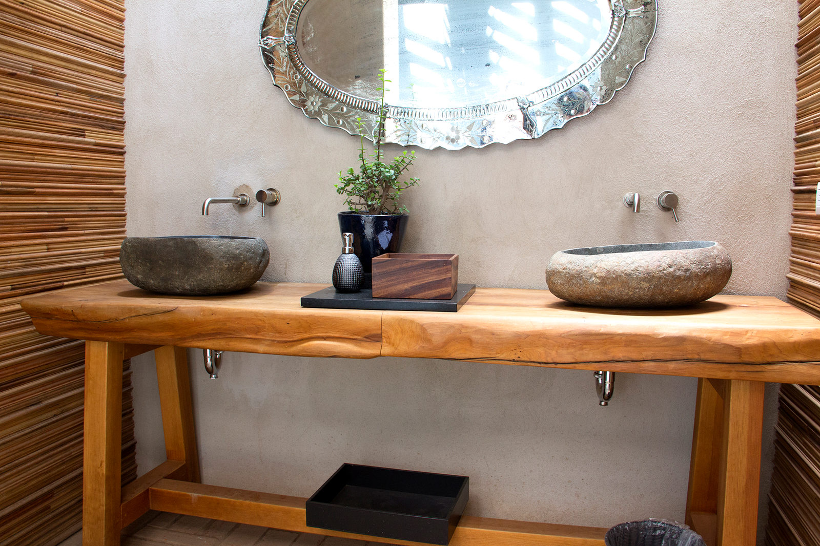 Hotel Boutique El Callejón: Huanacaxtle table