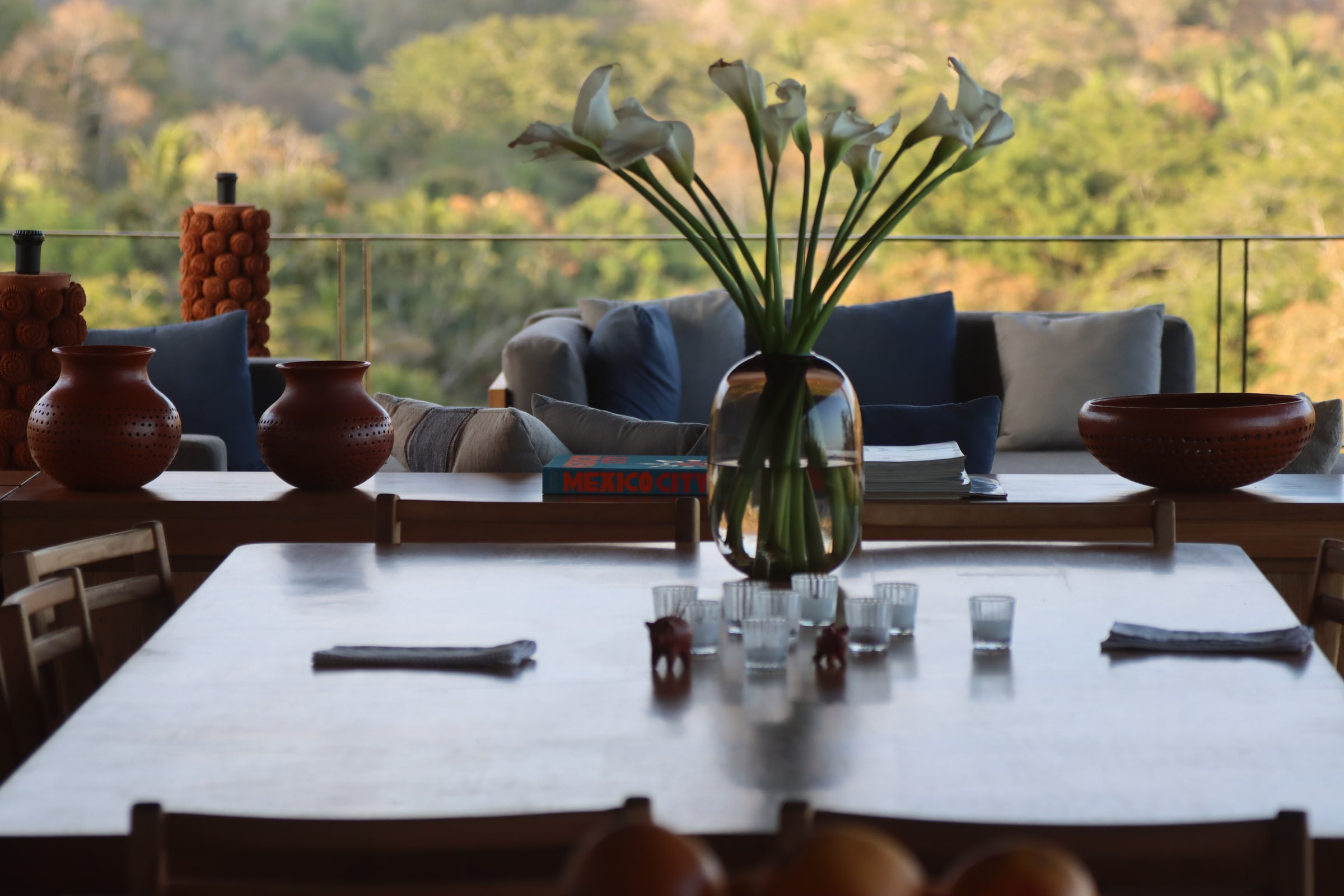 El Guayacán: Furniture and dining open to the landscape