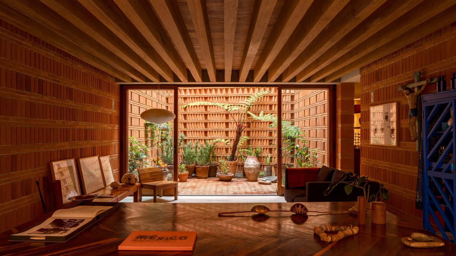 Estudio Iturbide: Tzalam beams and windows