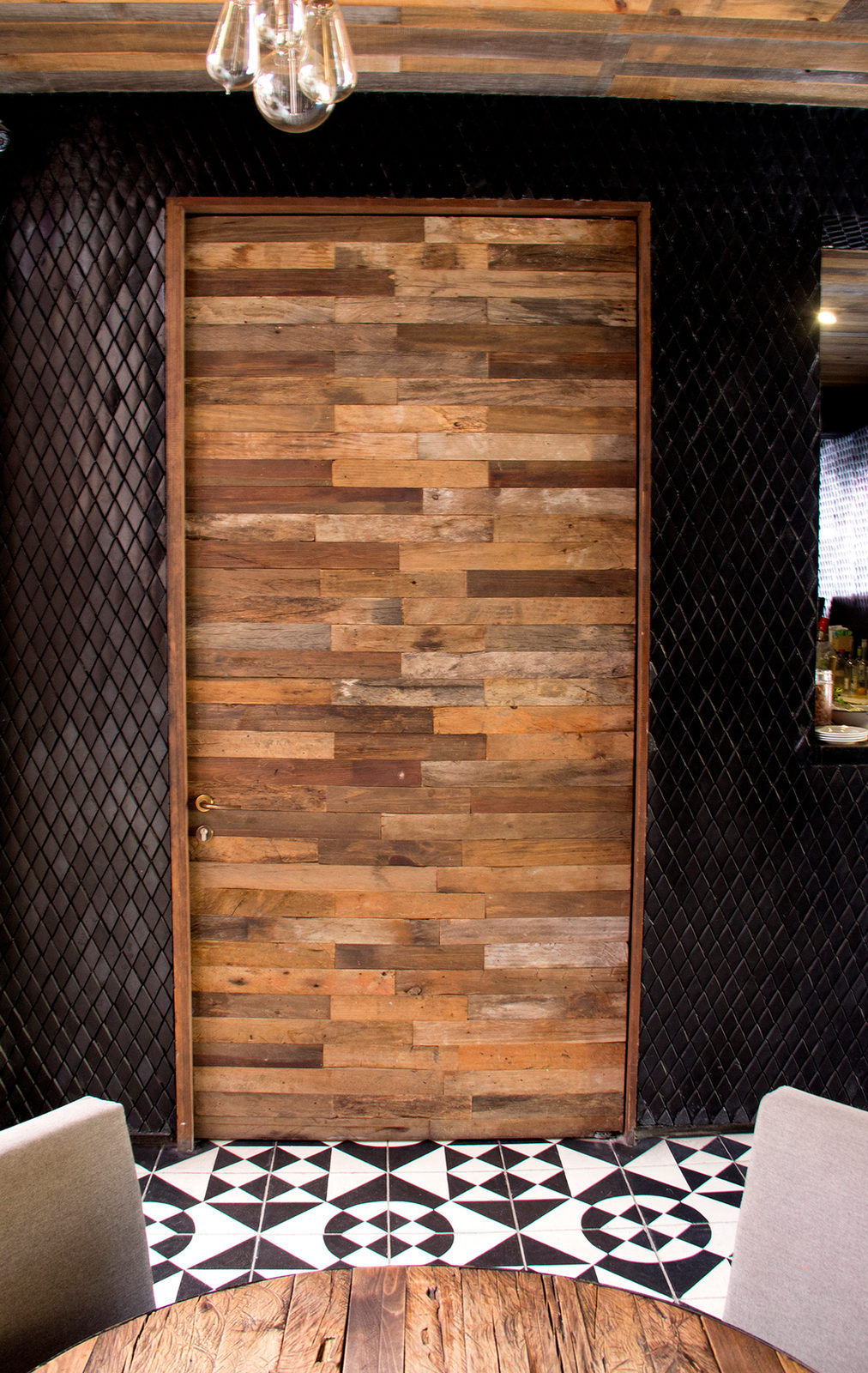 Expendio Tradición: Wood door