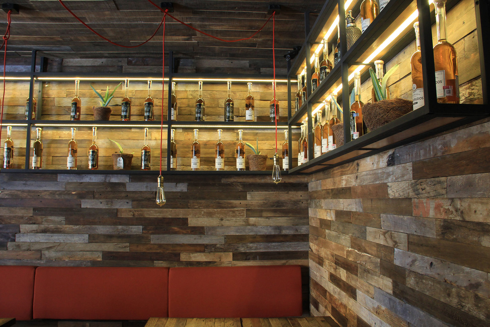 Expendio Tradición: Wood interiors