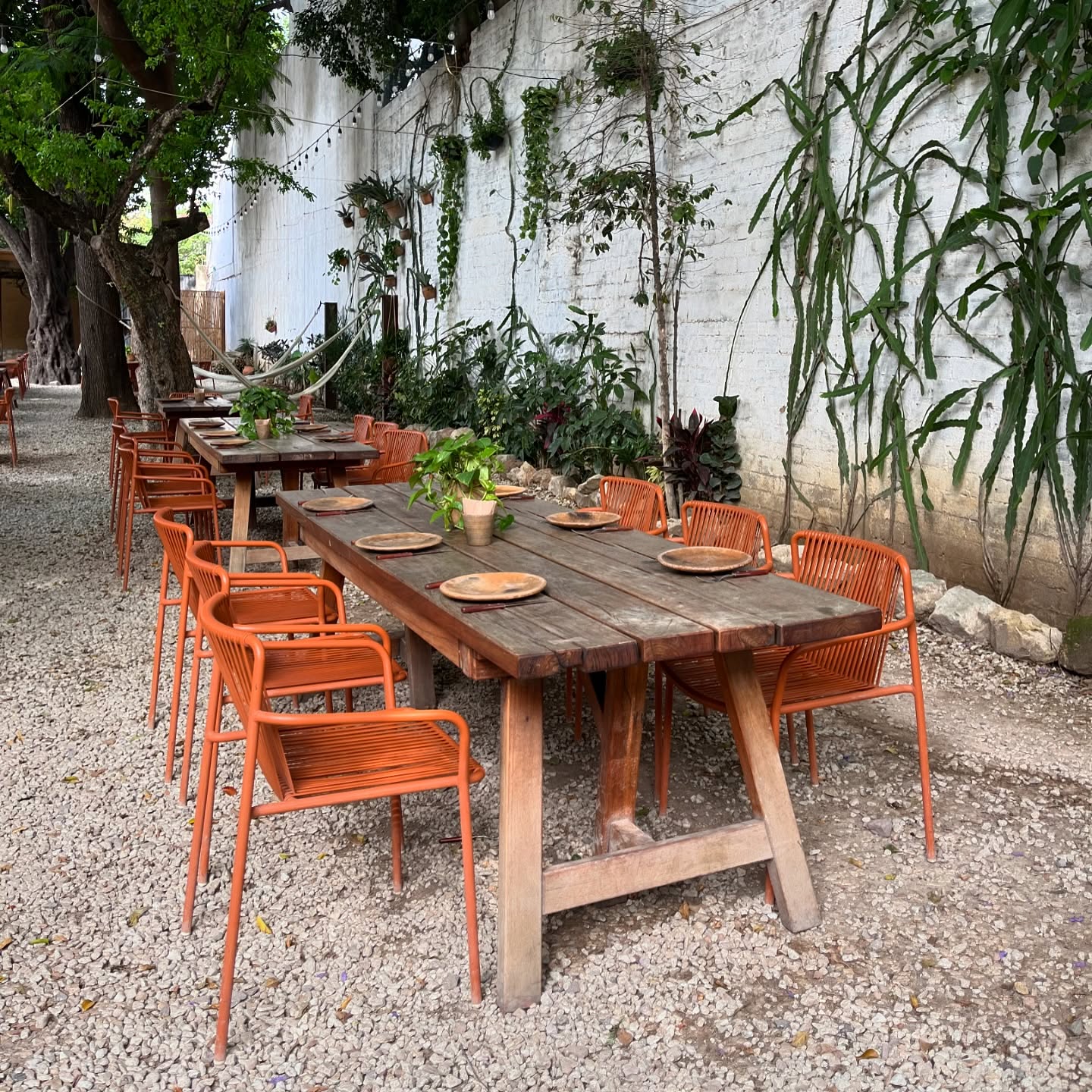 Restaurante Criollo: Outdoor wood tables at Restaurante Criollo