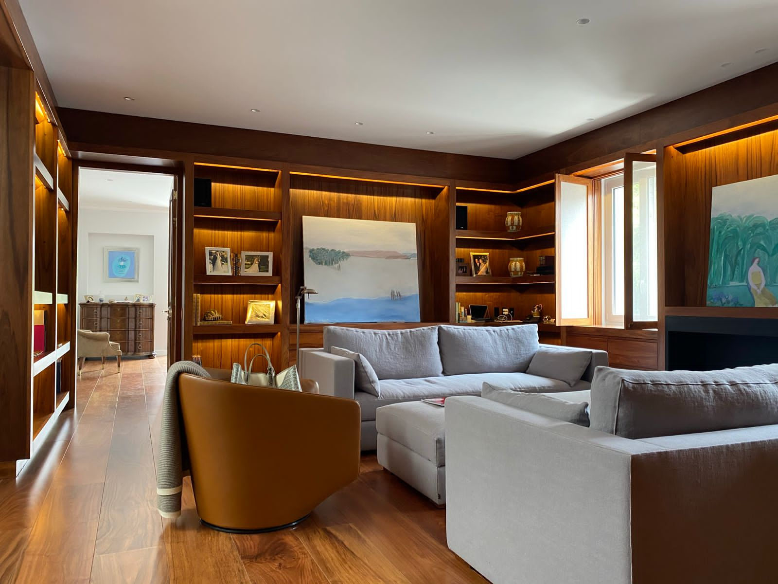 Monte Cáucaso: Wood furniture with LED lighting