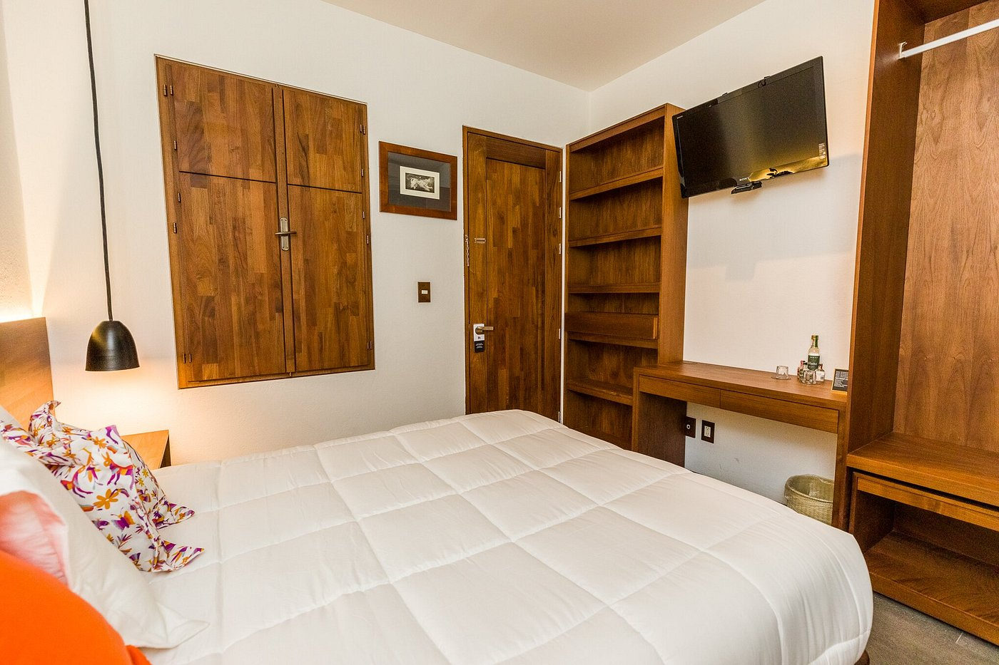 Hotel Oaxaca Inn: Tzalam closet, door and blind panels