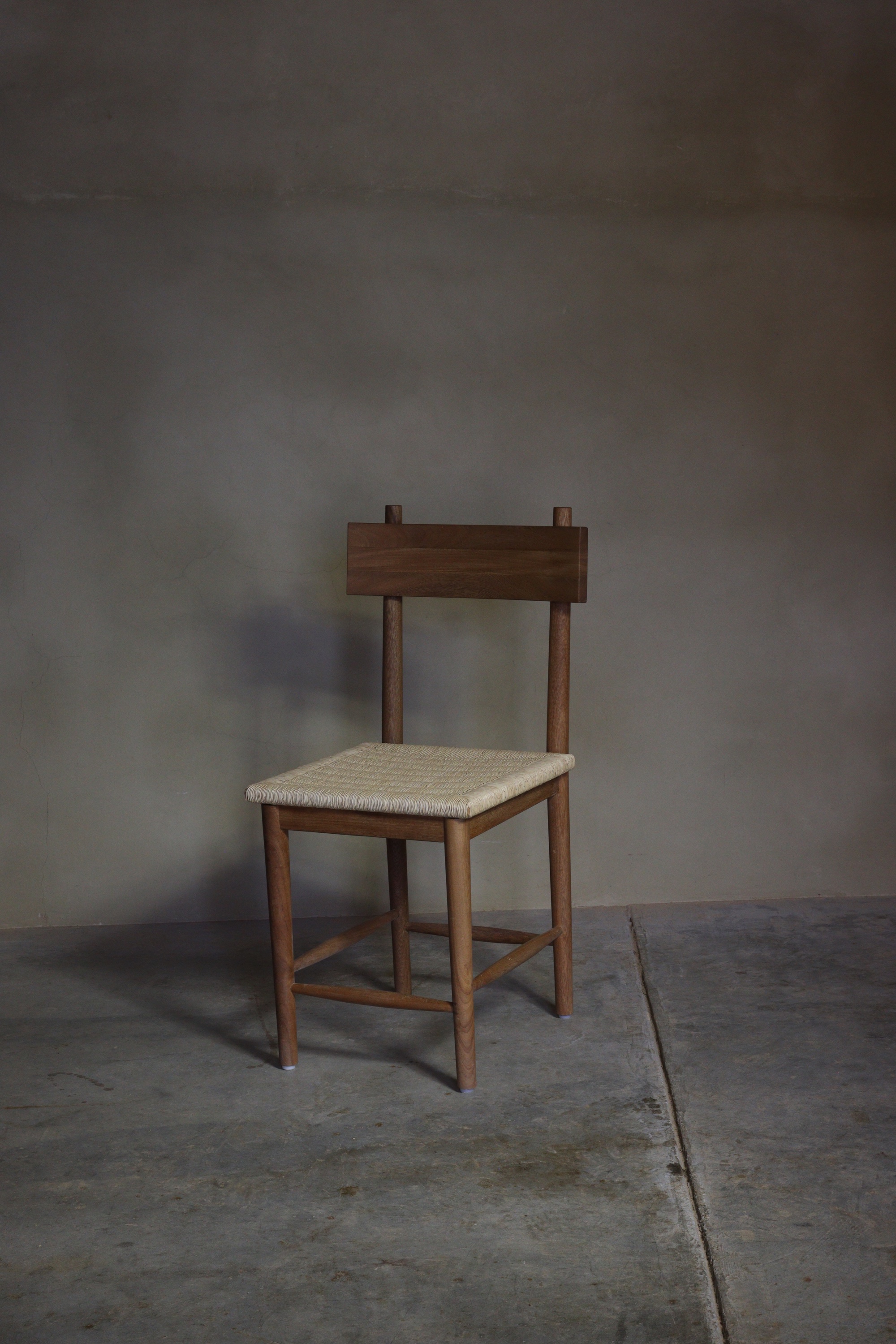 Silla de madera con asiento tejido de palma