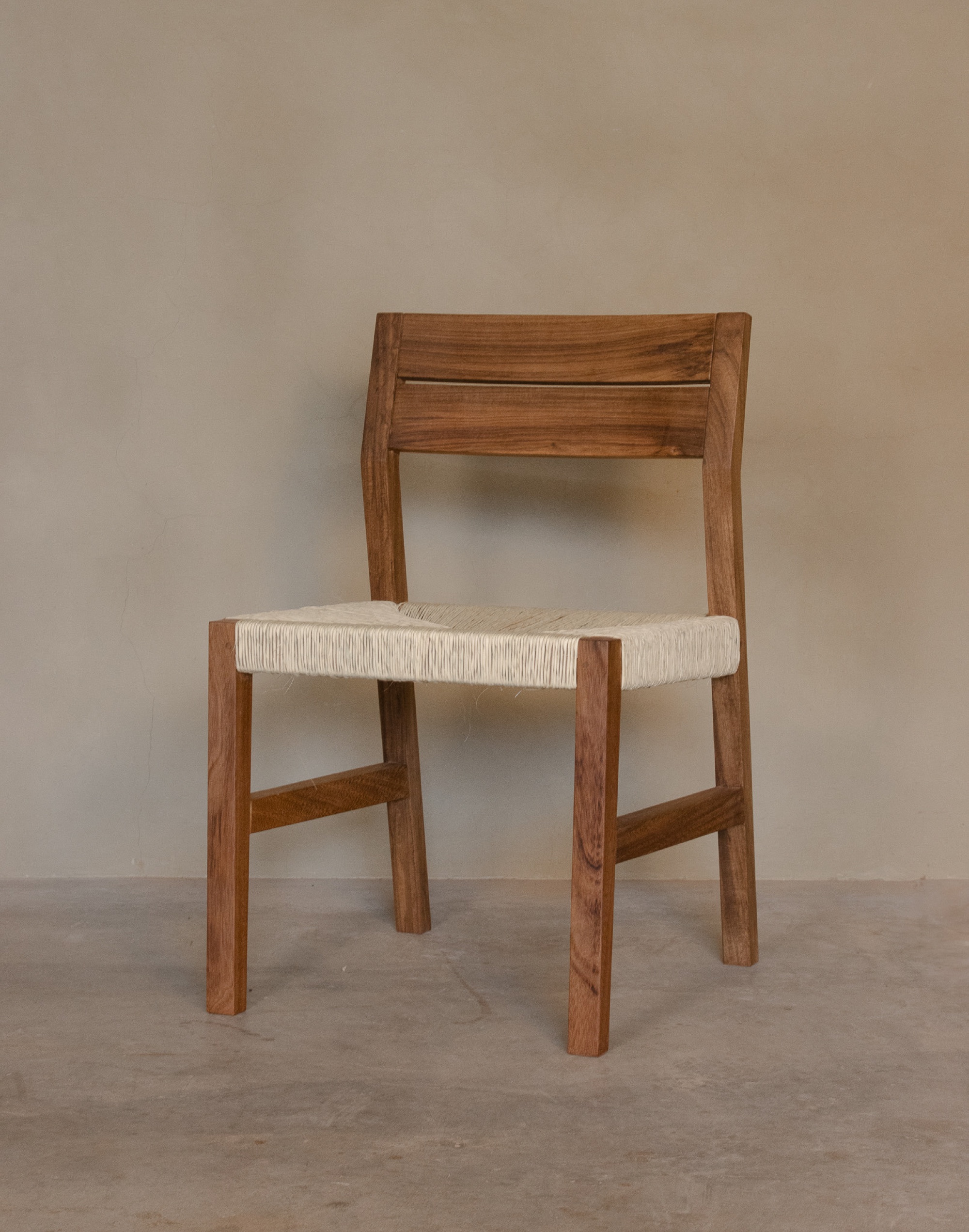 Silla de madera con asiento de palma y respaldo de tablillas