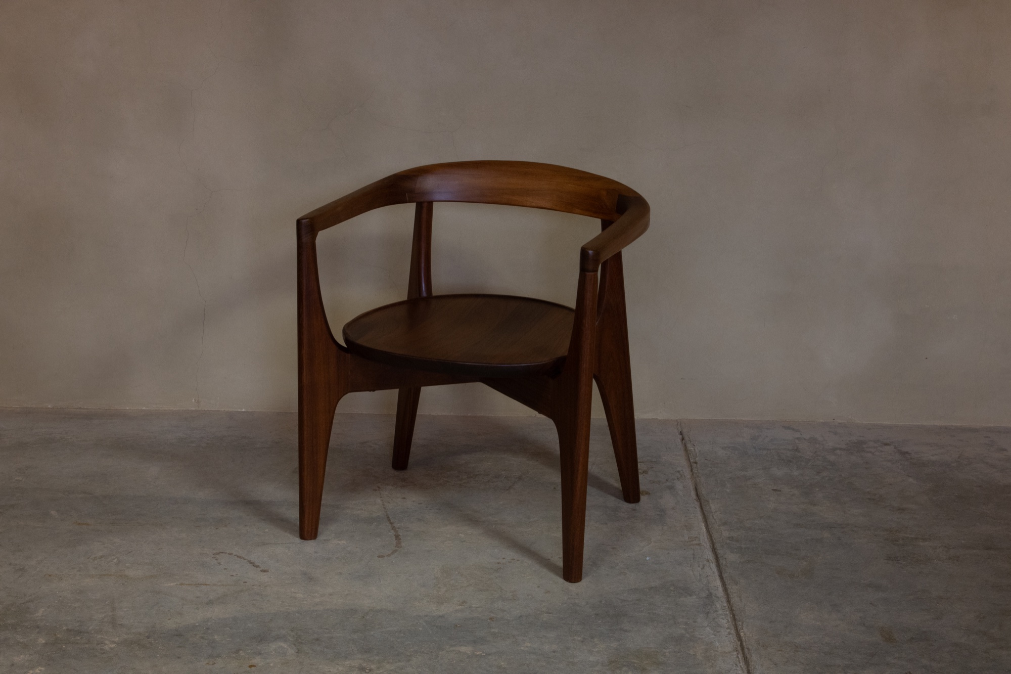 Silla de madera con respaldo curvo y asiento redondo