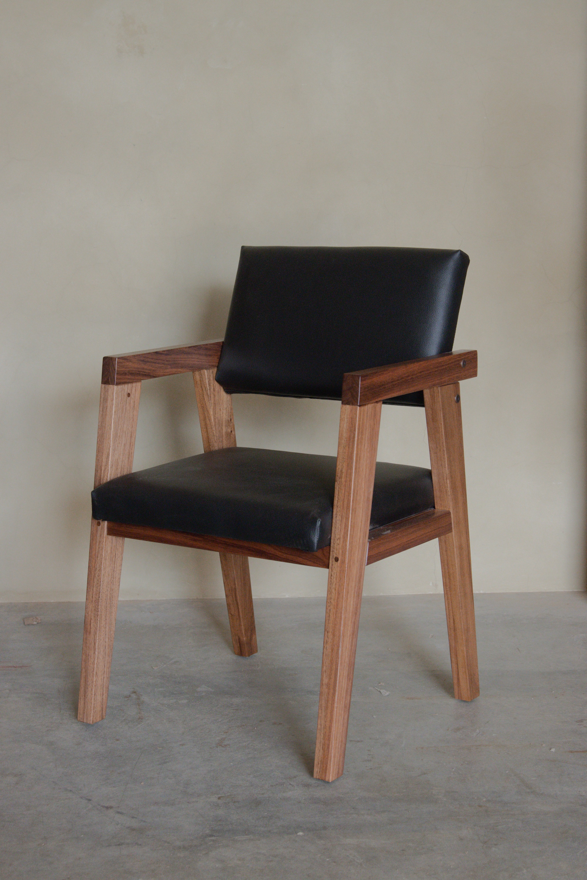 Silla de madera con respaldo y asiento tapizados