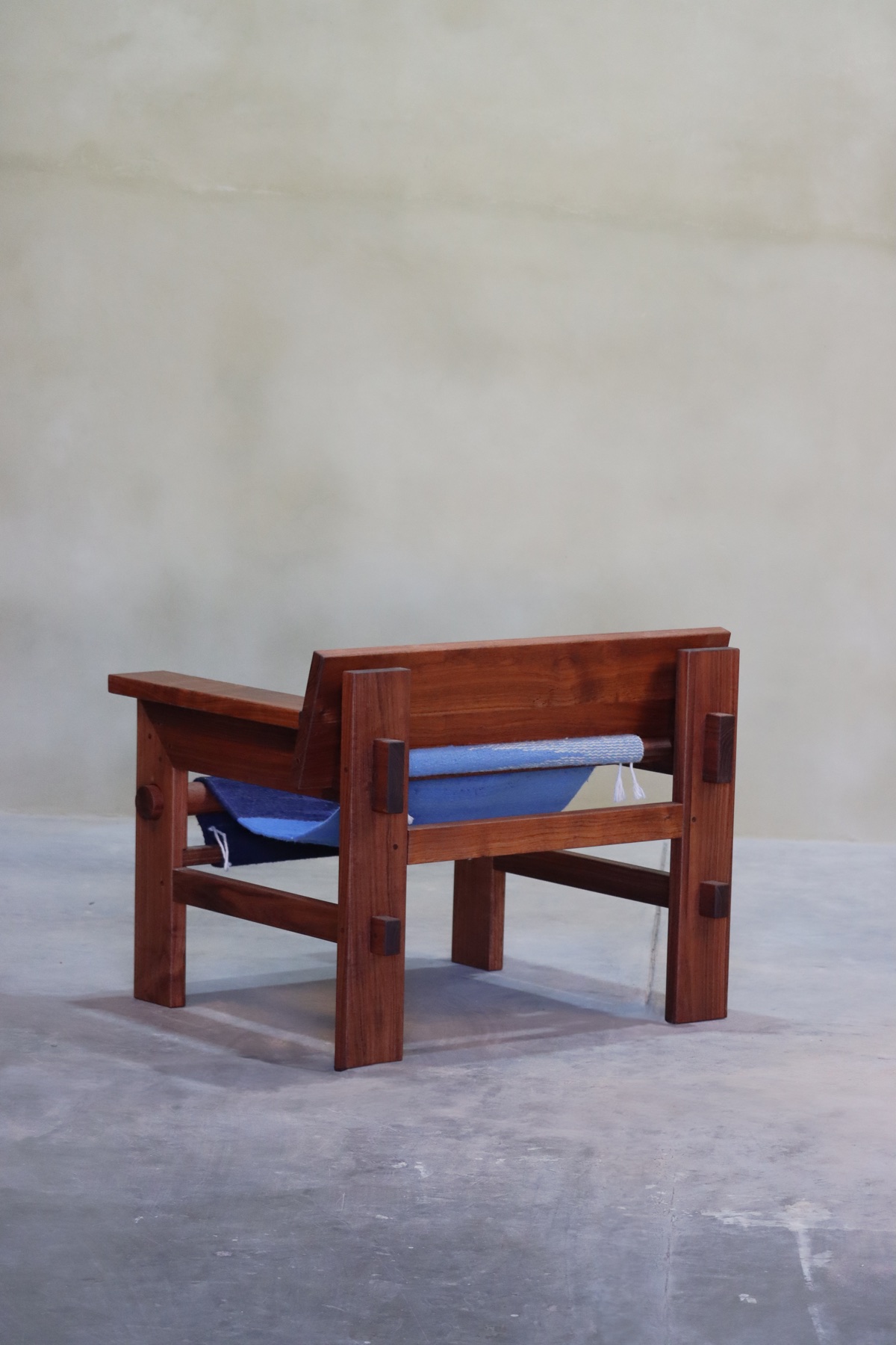 Sillón de madera con asiento tejido en azul, modelo Teotitlán